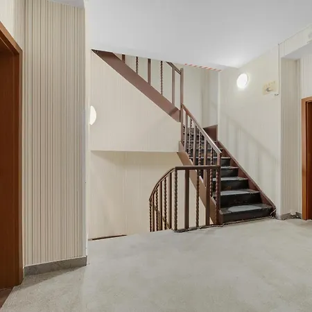 Hotel Reverie - Dependance, Check-in At Metropolitan Star