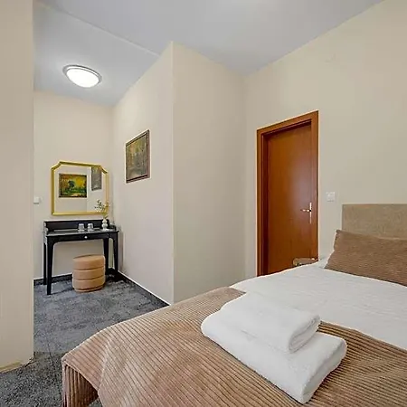 Reverie - Dependance, Check-in At Metropolitan Star 3*