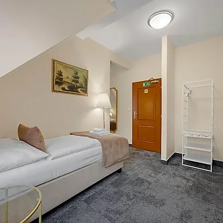 Reverie - Dependance, Check-in At Metropolitan Star