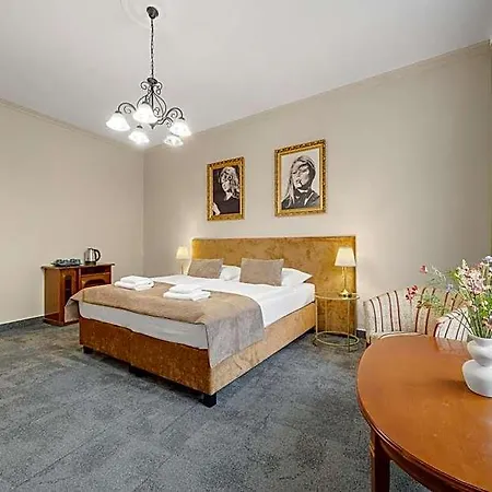 Reverie - Dependance, Check-in At Metropolitan Star