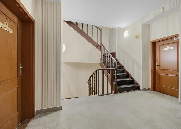 Hotel Reverie - Dependance, Check-in At Metropolitan Star